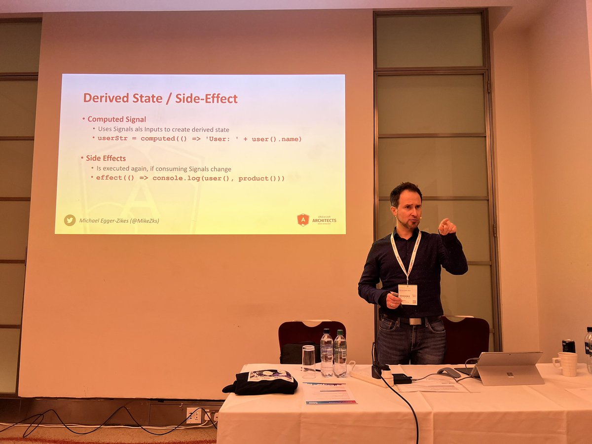It’s Signal o’clock in our #AngularArchitecture workshop at @JavaScriptCon in London. Here we see the amazing @MikeZks in action: