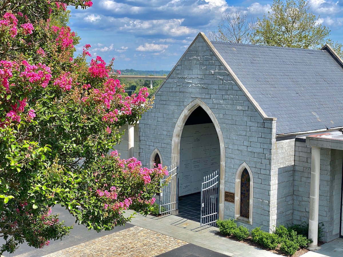 One of many places to take in the stunning view of the James River! Palmer Chapel was built in 1992 and has become a must-see when visiting Hollywood. Follow along on our Highlights Tour at hollywoodcemetery.org/visit/virtual-… Photo: Bill Draper Photography