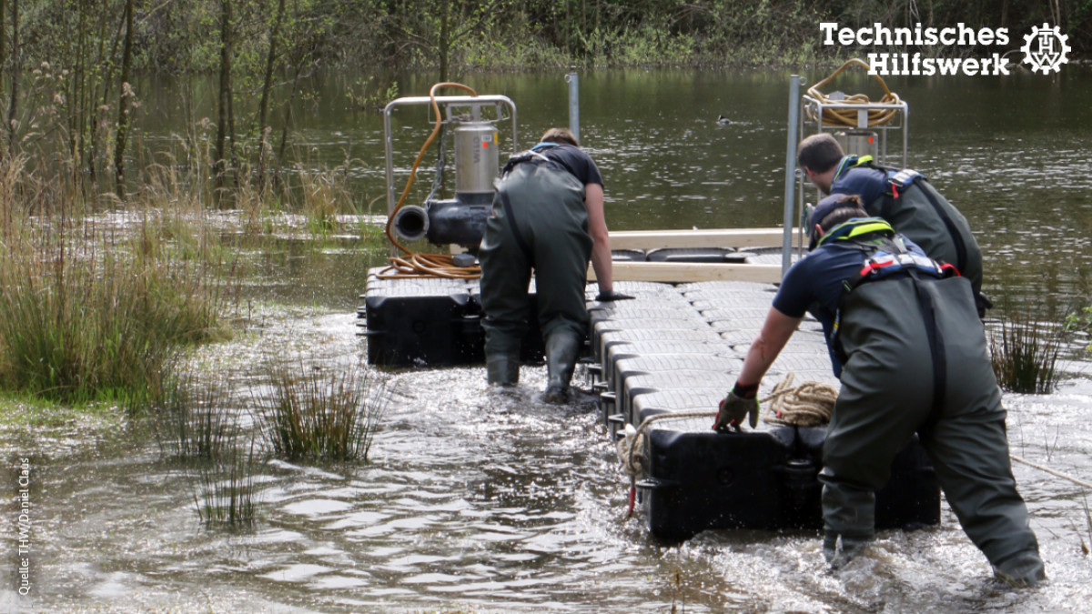 Zu hohe Wasserstände können Lebensräume bedrohen. So auch im Biotop in der ehemaligen #Tongrube #Nelskamp. Dort pumpen Helferinnen und Helfer des #THW seit dem Wochenende tausende Liter Wasser pro Minute ab, um die dortige Heimat der Vögel, Reptilien und Fledermäuse zu erhalten.