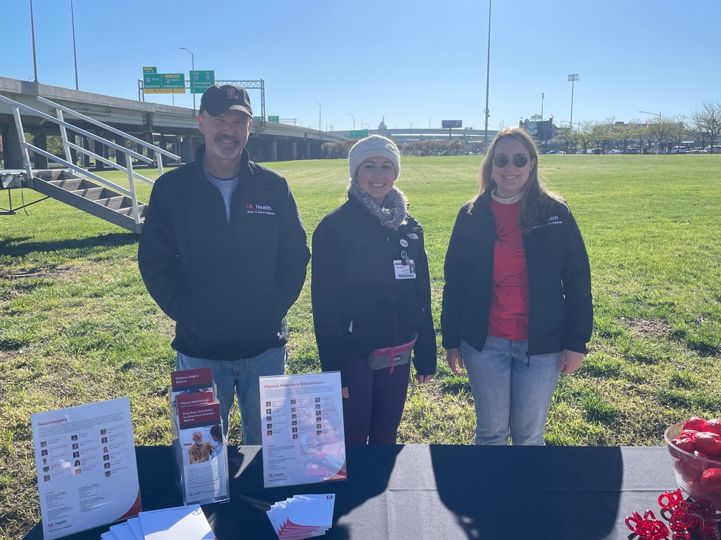 It was a beautiful weekend for a walk! Volunteers representing the @UofLHealth - Brain & Spine Institute at the National Parkinson's Institute's Walk to End PD. Thanks for stopping by our table!
#ParkinsonsDisease #UofLNeurosurgery #Neurosurgery @UofL @uoflneurology