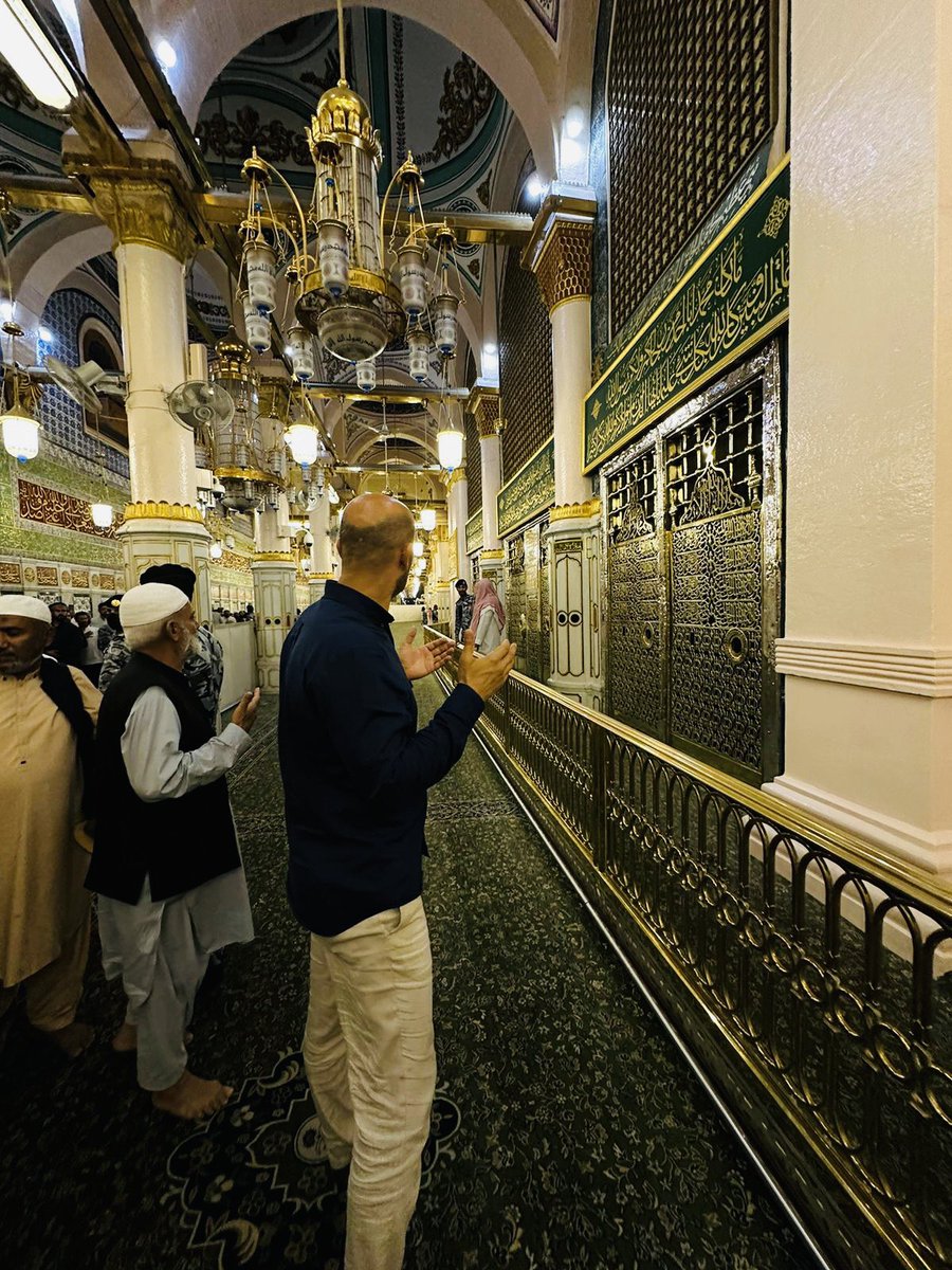 Mübarek ayağının bastığı yere canımız feda oldun Ya Rasulallah! Kapının eşiğinin kölesi olayım. Huzuruna tekrar kabul edilmek duasıyla..