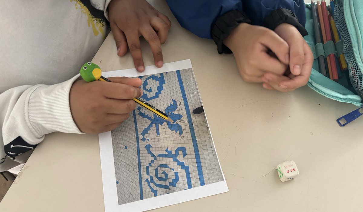 CarlesGranell4's tweet photo. @Zafrainvestiga @ArsoCivil @asitnof Hola Mapi! M’han encantat les imatges 😍 Les hem treballat a 3r de primària per buscar les àrees de les figures de les fotografies i despr��s hem creat uns mosaics d’àrea blava de 10 u2 🙌🏽
Gràcies per compartir-les! 🫶🏽 https://t.co/Y9egHtnn9V