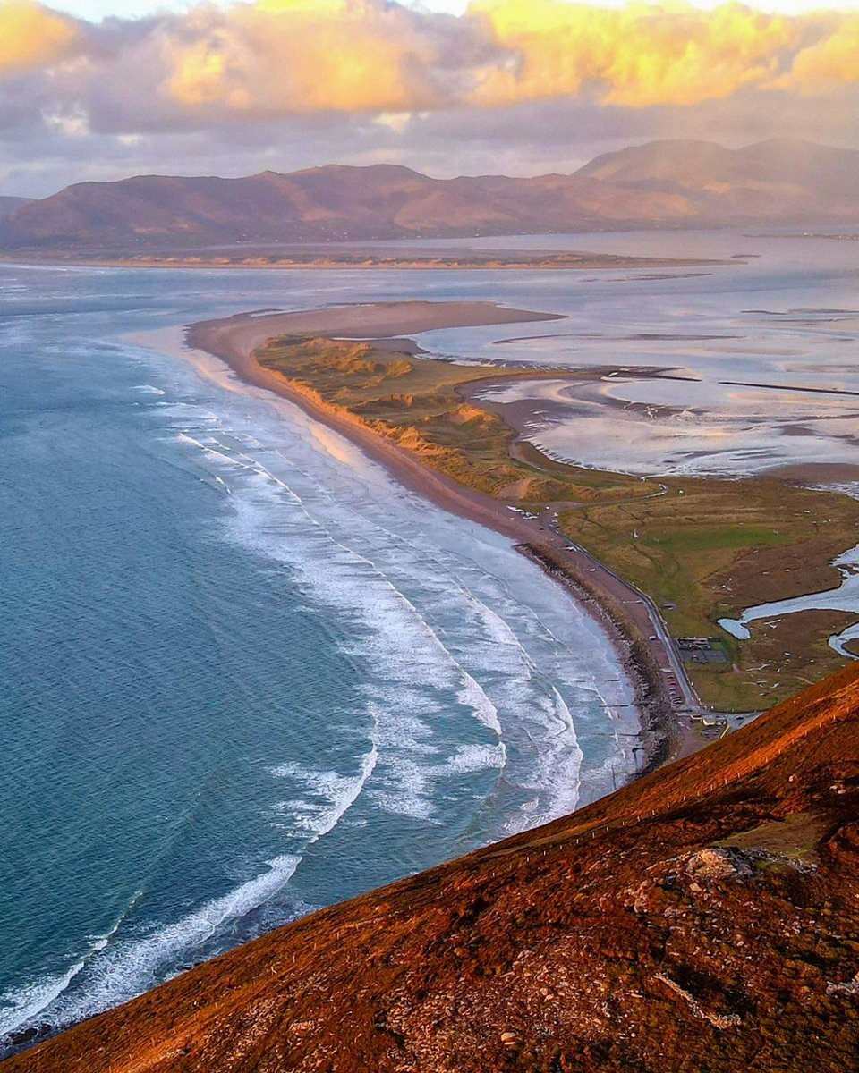 The beautiful Rossbeigh Beach is a must see on the ring of Kerry🌊💚 📍Rossbeigh Beach, County Kerry 📸instagram.com/flying.hiker/ #FillYourHeartWithIreland