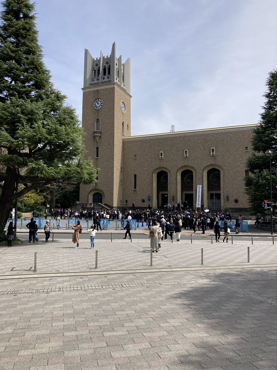 翌日曜は観光。まず早稲田大学の村上春樹ライブラリーを訪れる。小学校か中等部の入学式が行われていた。 敷地は広いし建物はどれも立派で有名私立大すごい…となる。