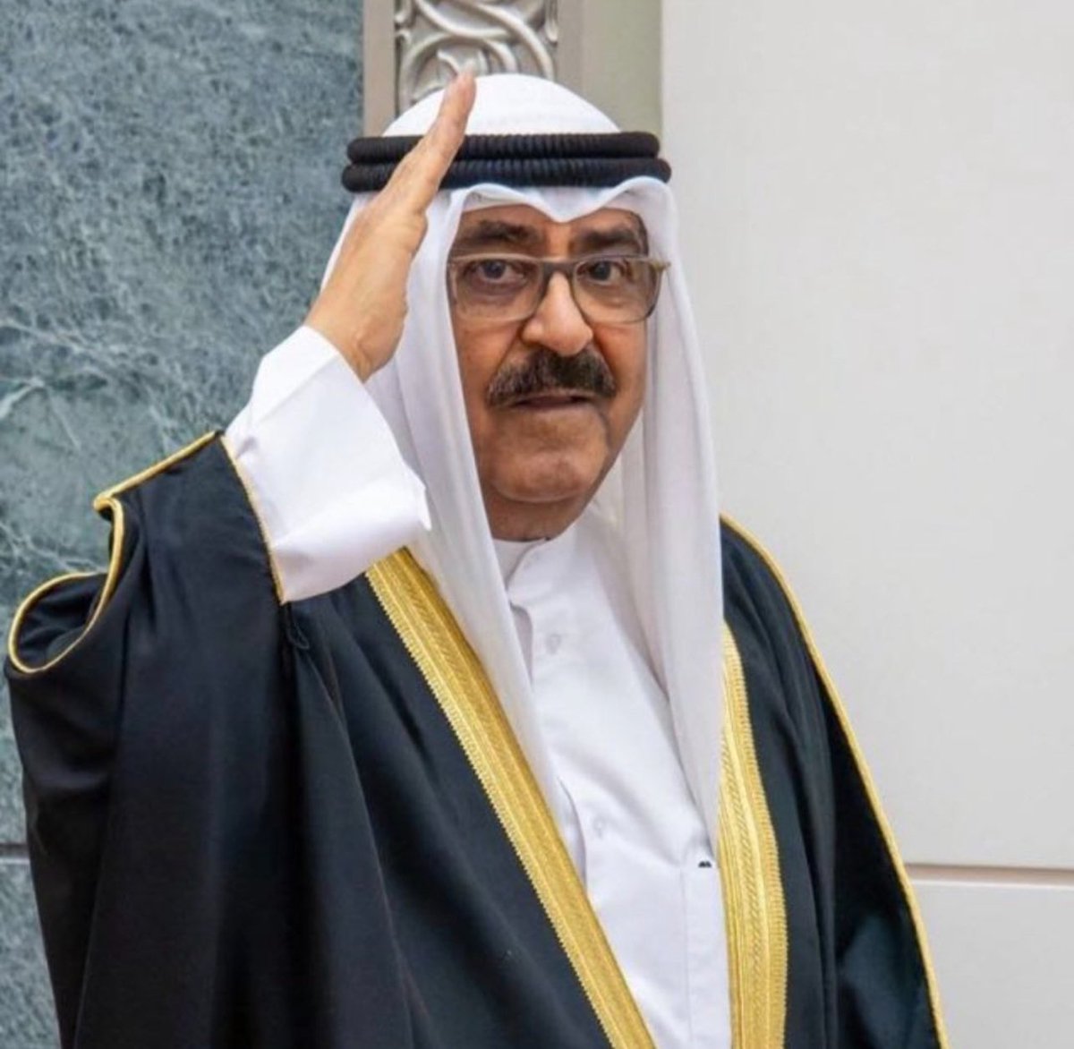 أمرتنا الشريعة بطاعة ولي الأمر
وولي أمرنا سمو الشيخ 
#مشعل_الأحمد_الجابر_الصباح 
حفظه الله تعالى والسلطات تخضع جميعا له وهو الرمز الذي له الطاعة بالمعروف
وليس رموز وأصنام وأعضاء لايملكون أمرا سوى أمرهم في بيوتهم ويظنون أنهم وصلوا القمة بخيالهم وبالتطبيل والمدح المذموم لهم