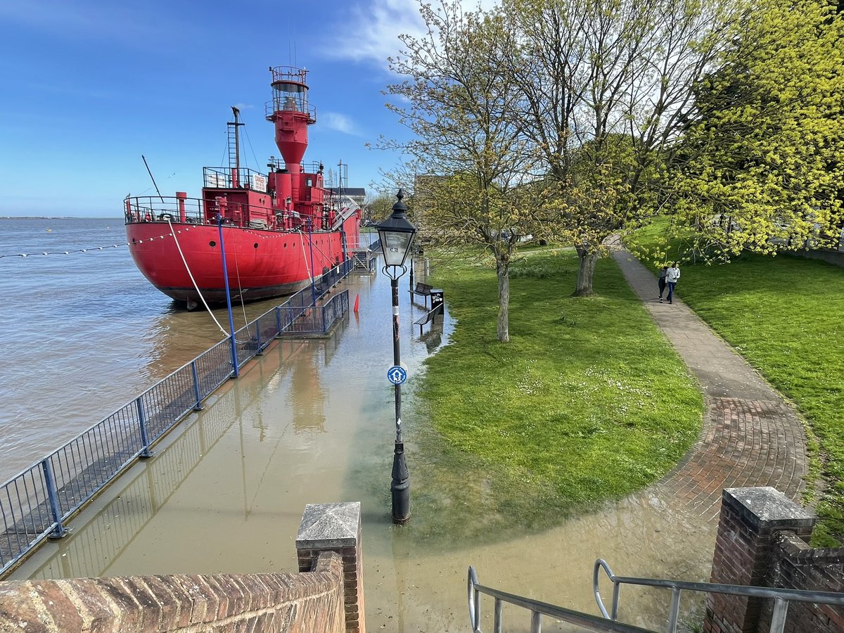 Mr.G - Longy - Graham (@mrg48) on Twitter photo The Thames bursts its banks at Gravesend this lunchtime during high tide  - flood alerts were issued for north Kent earlier today <a href="/LightVessel21/">LV21</a> The Thames bursts its banks at Gravesend this lunchtime during high tide  - flood alerts were issued for north Kent earlier today <a href="/LightVessel21/">LV21</a>