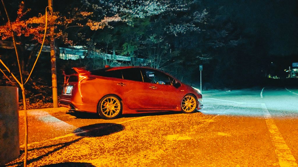 #愛車と桜のコラボ写真を載せて5RTを目指せ 一応桜が咲いている所には止まっていたんですけどほとんど散っていましたねー😅 自分の車のライトでちょい ライトアップされている感じです😂(笑)(笑)