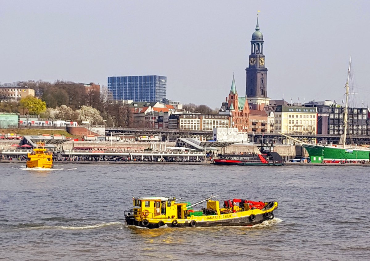 Blick über die Elbe 
zur den Landungsbrücken 
#photooftheday #photograghy #photoofthedayfromalex #Hamburg