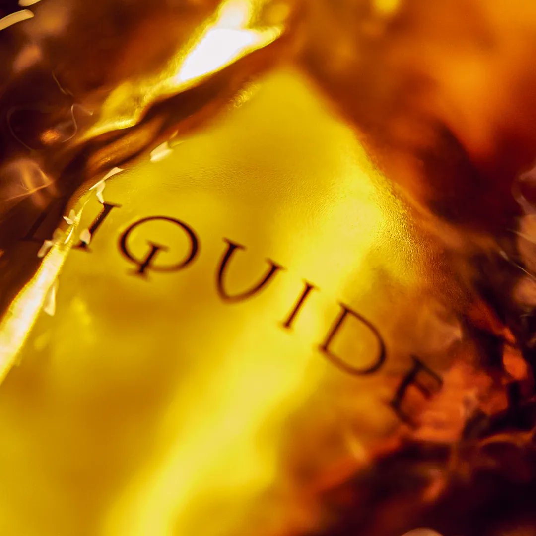 LIQUIDE is an adornment of solar light. Its metallic spirit is a nugget. Its precious material covers with perfection. 💛⭐️

Shop Liquide from Liquides Imaginaires on LAB: luxafrique.boutique/products/liqui…

#luxafriqueboutique #liquidesimaginaires #fragrance #perfume