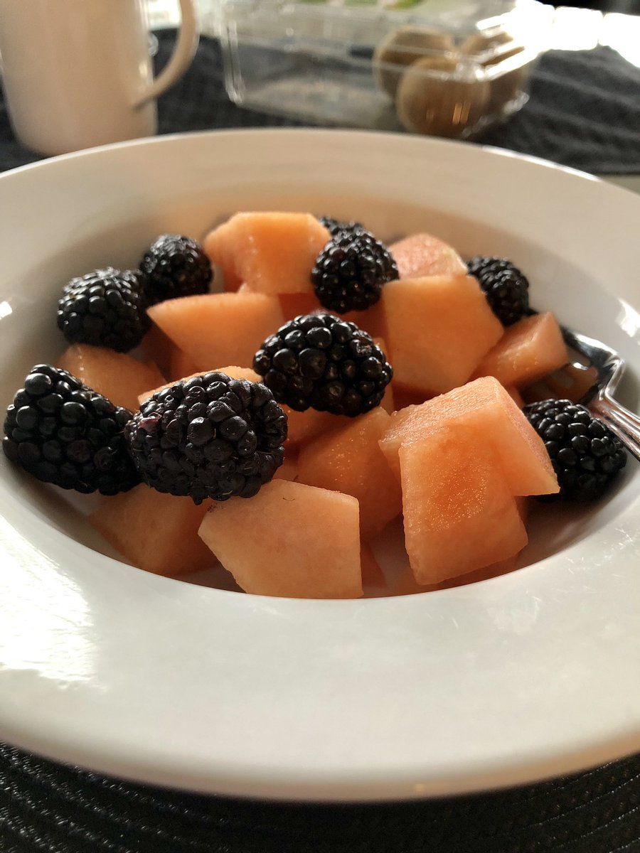 😋Cantaloupe & Blackberries 
A bowl full of vitamins C,E & K, fiber, potassium & beta carotene 
#fruit #nutrition #wfpb