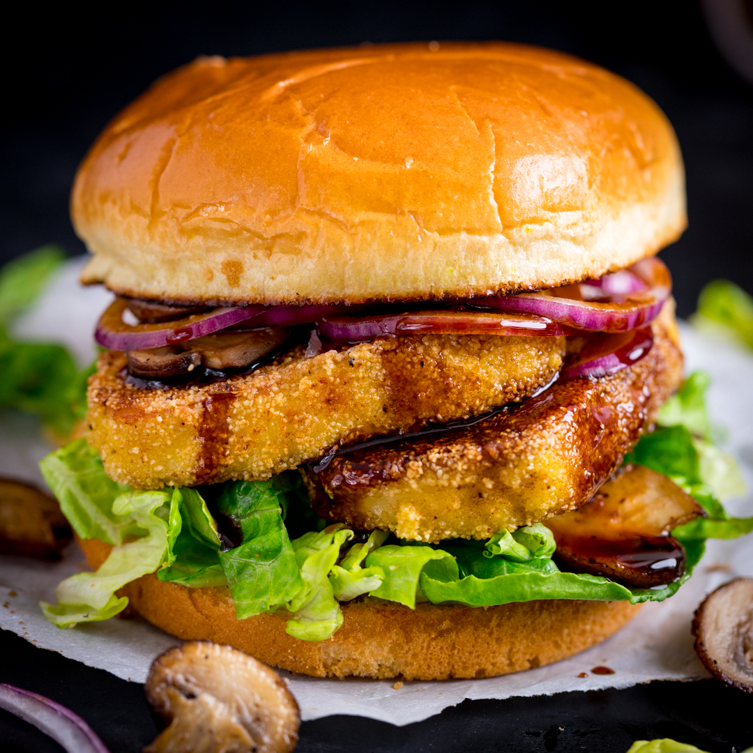 Gorgeous halloumi with a light, crisp coating, served on a toasted brioche bun with red onion, fried mushrooms and lettuce. 
All finished off with a drizzle of sticky, spicy sauce!  

kitchensanctuary.com/halloumi-burge…
#KitchenSanctuary #vegetarian #meatfreemonday