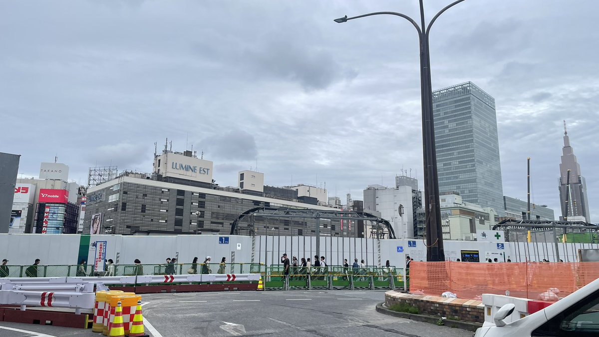 g7o7r7o7u's tweet photo. 小田急がないと東口がすぐそこ。昭和のバラックの時は東も西もあったのかな？ https://t.co/8Rlum8Ege5