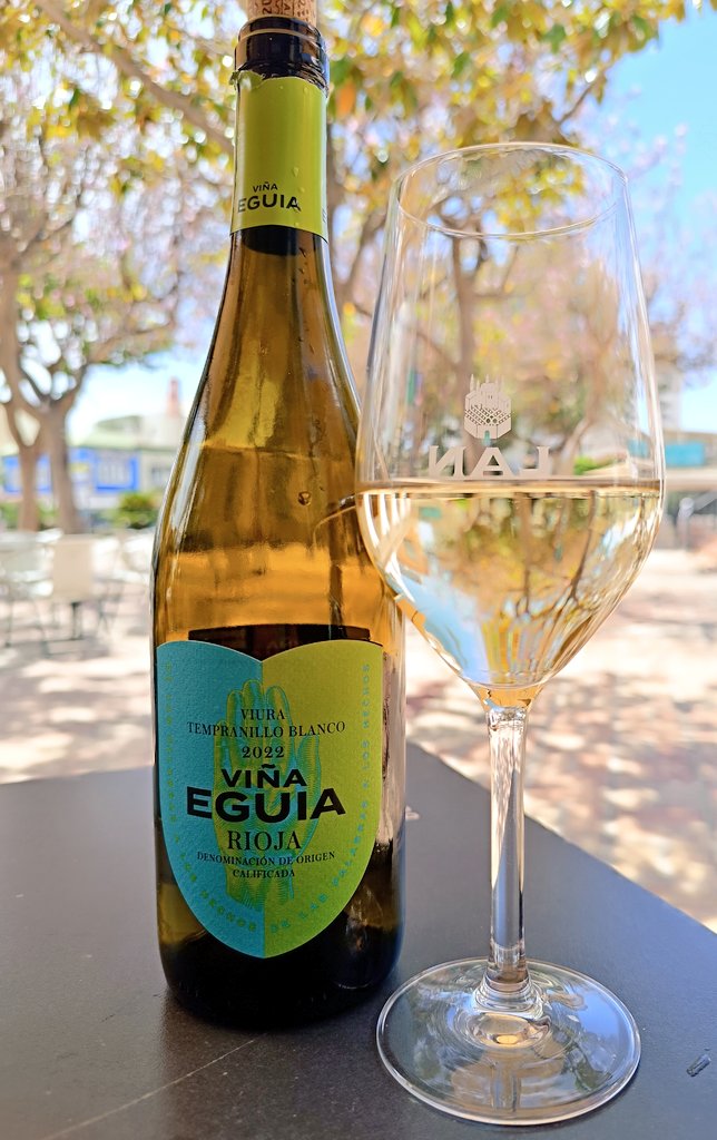Happy Monday from Spain. 😉 An interesting Tempranillo Blanco blend from @RiojaWine for lunch. ☀️ It's rare to come across the white mutation but worth trying 👌