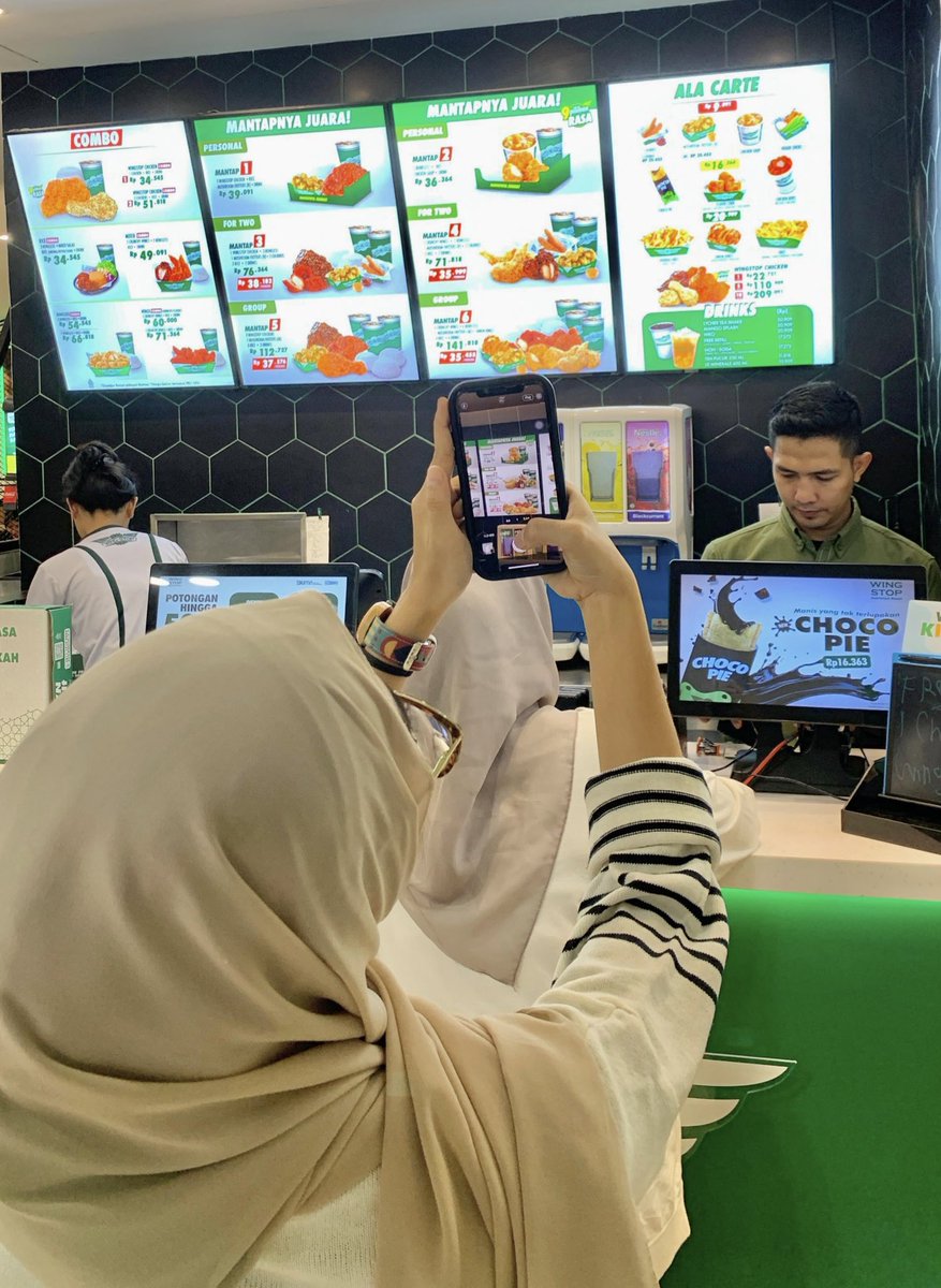 Pov: orang yg matanya minus kalo order makanan