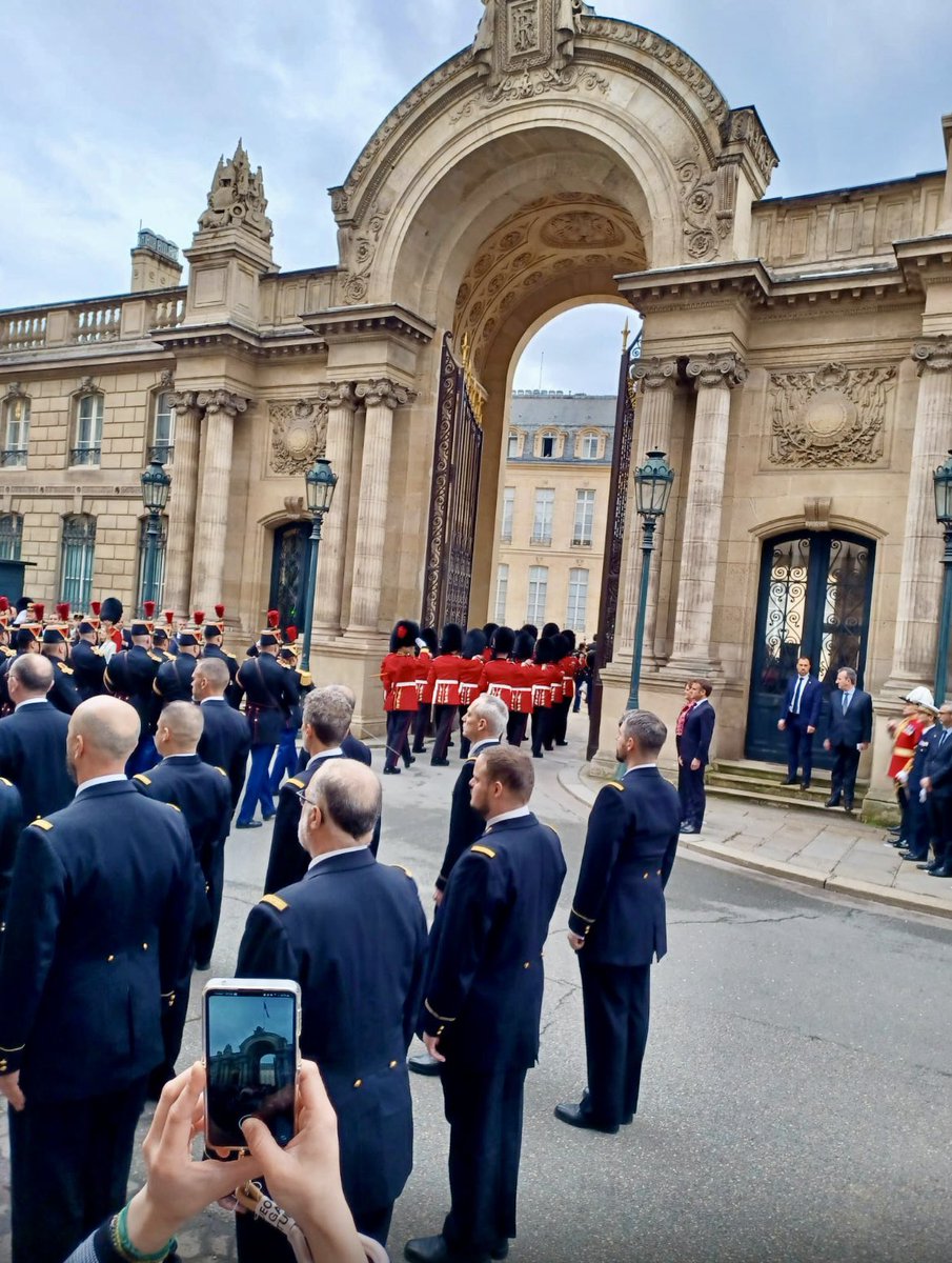 Incredible to see the Coldstream Guards - who regularly defeated Napoleon’s forces - marching into the Élysée Palace today! Part of the #EntenteCordiale 120th anniversary commemorations.