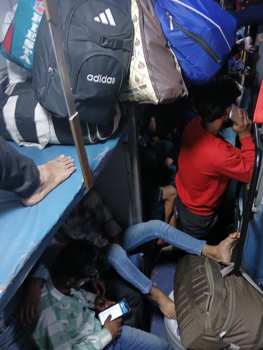 im_zaddu's tweet image. Hello @IndianRailway @ashwinivaishnav @Central_Railway I&apos;m travelling in Godan express (11055) Via Mumbai to Azamgarh  and this crowd i faced first time in my journey, I asked people about this crowd, they told me it&apos;s having all day it&apos;s not seasonal please increase the train 🙏