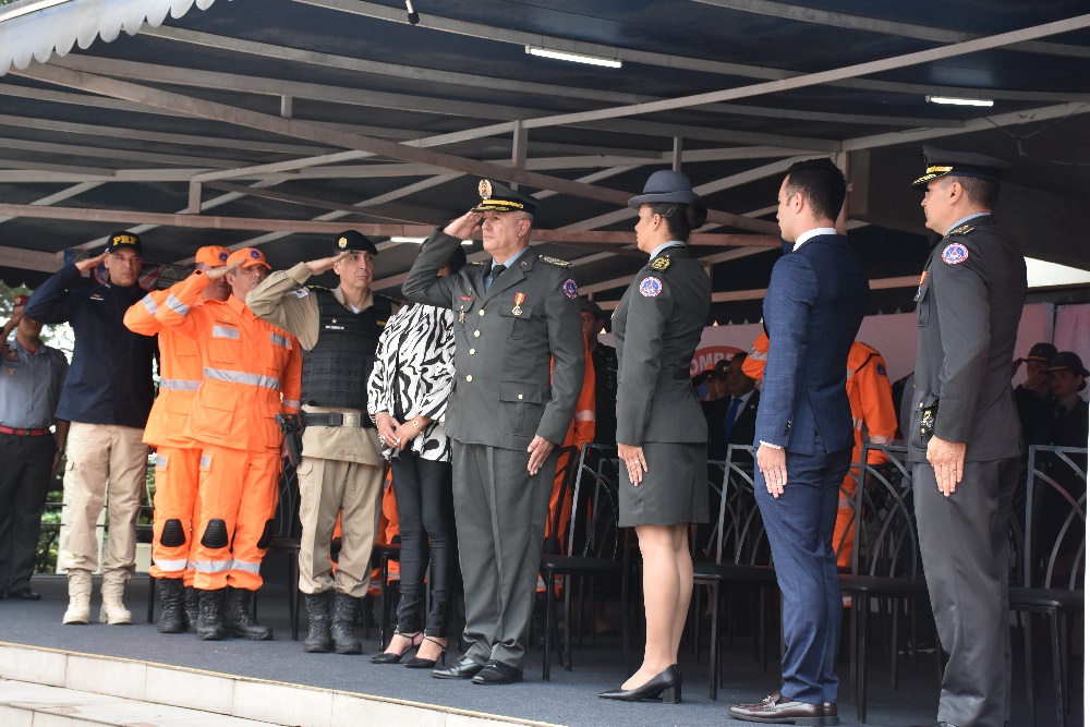 🎉🚒 Celebramos o 13º aniversário da Academia de Bombeiros Militar (ABM)! Uma jornada de formação e excelência, homenageando os que se destacaram e reconhecendo o empenho de todos. Parabéns a essa história de dedicação e excelência! #ABM #Aniversário #Bombeiros