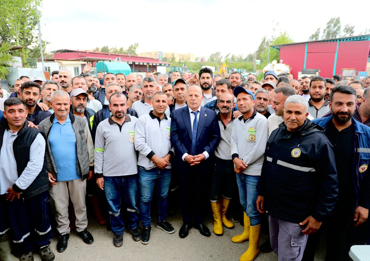 İyi bayramlar 🤗 🍬 Başkanımız Ali Demirçalı, belediye şantiyemizi ziyaret ederek daha güzel ve temiz bir Yüreğir için aşkla çalışan mesai arkadaşlarımızla bayramlaştı.