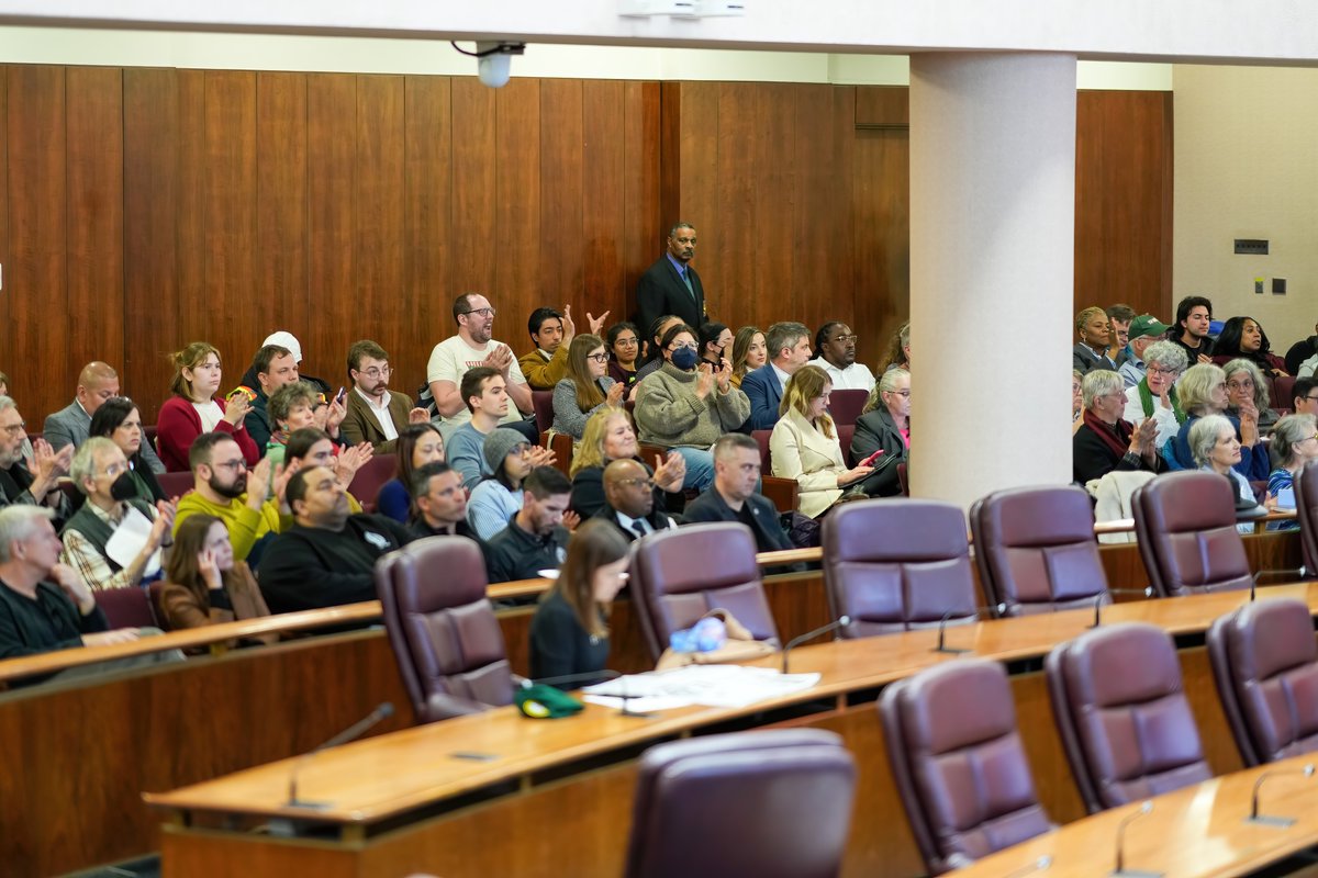 The rain didn't stop Chicagoans from making their support for the Clean and Affordable Buildings Ordinance KNOWN last week! It's time to transition away from dirty, expensive fossil fuels in our great city. Tell your alderperson to #ElectrifyChi: act.sierraclub.org/actions/illino…