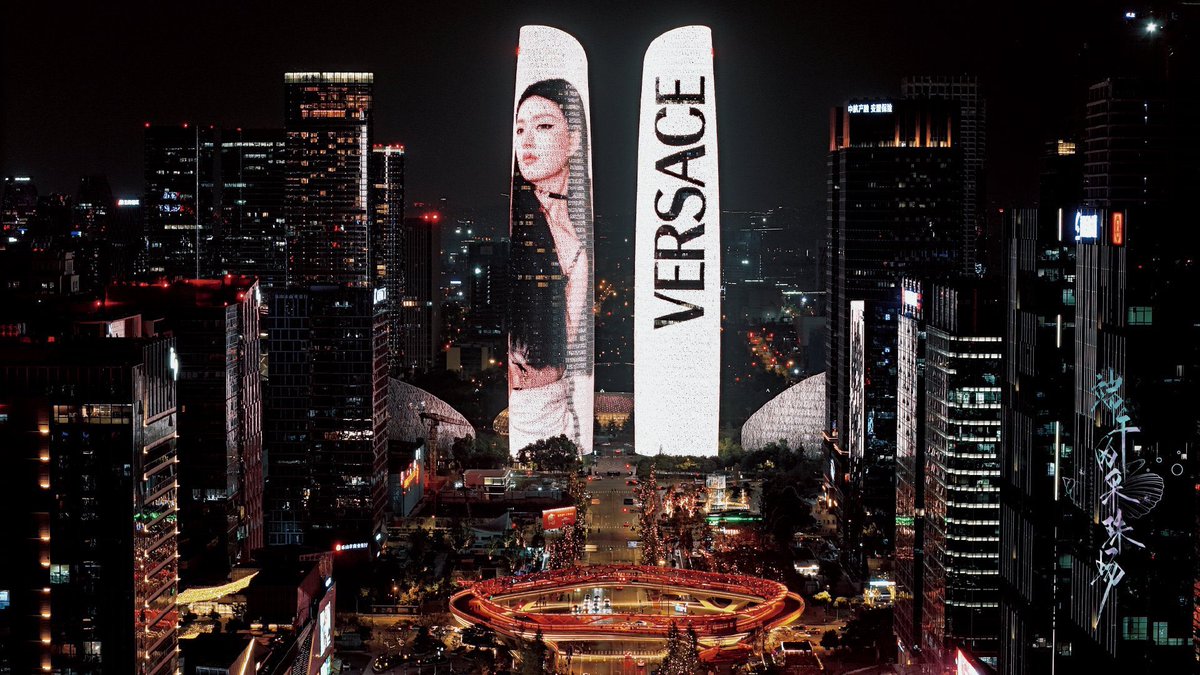 wonwoncity's tweet photo. 🥹🥹 how meaningful it must be 🥹🥹🥹 for such a huge print ad to be put up 🥹🥹🥹🥹 by versace 🥹🥹🥹 for their global brand ambassador 🥹🥹🥹🥹🥹 in her hometown's most significant spot 🥹🥹🥹🥹🥹
so proud of you zhao lusi 🥹🥹🥹🥹 https://t.co/vkM6briHxY