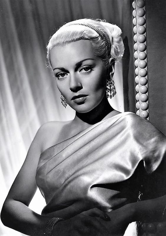 #LanaTurner