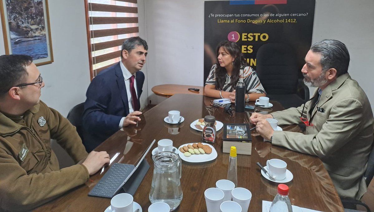 SendaMagallanes's tweet photo. En la búsqueda de nuevas proyecciones de trabajo conjunto, @LorenaGuala Directora de @SendaMagallanes sostuvo encuentro con el Fiscal Regional #Magallanes, el director del Servicio Médico Legal y el Capitán de Carabineros a cargo de la SIAT.
#SendaesPrevención https://t.co/9fUfEdGmum