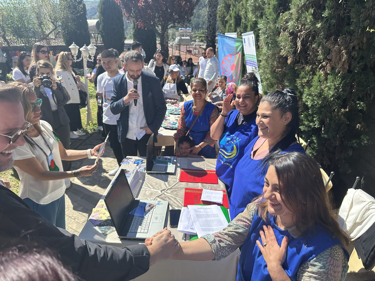 We celebrated #RomaDay in Berat with Mayor @Ervin_Demo @EUinAlbania &State Committee for National Minorities&Roma Women and Men. It was a day of celebration but also a reminder of the challenges they face 2 access services&the much needed support 2 advance their social inclusion