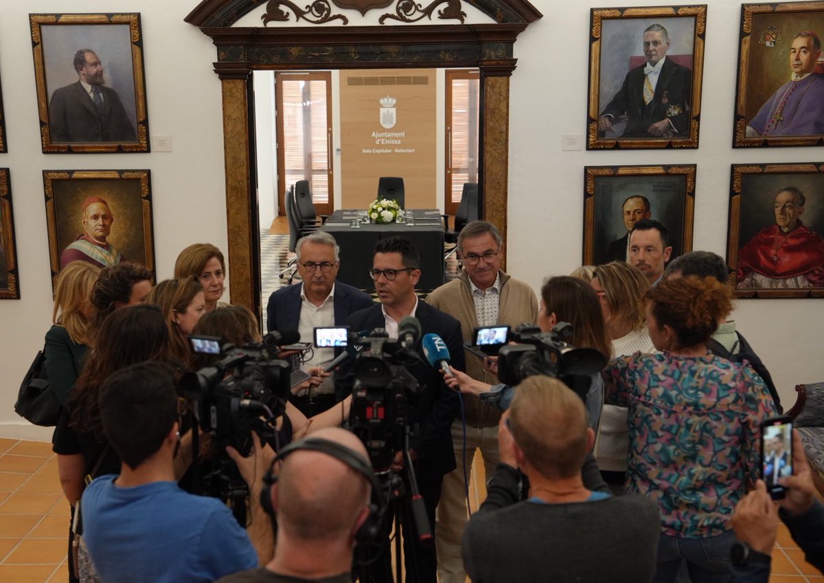 Avui a l'Ajuntament, @Trigueroibiza i els exalcaldesses i exalcaldes d'Eivissa han compartit la seva visió sobre el passat, el present i el futur de la ciutat recordant els valors de consens i unitat que van caracteritzar l'aprovació de la declaració de la UNESCO l'any 1999.