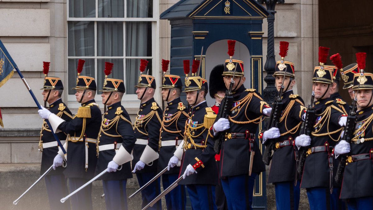 Today, the @GardeRepFR took part in the Changing of the Guard parade on the Forecourt of Buckingham Palace to celebrate #EntenteCordiale120. This event has been made possible thanks to the generous support of the Friends of the French Institute Trust and M. Vincent Gombault.