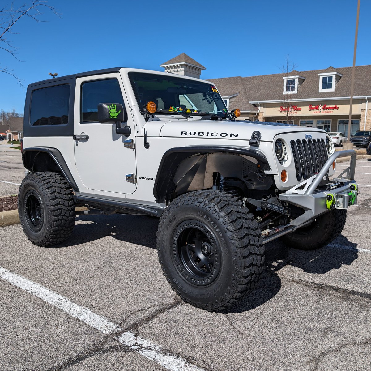 dannyknecht's tweet photo. Took advantage of the lighting being good to get a mall crawling photo #jeepsofX #jeepjkrubicon #2doorjeeps #6speed #evomanufacturing https://t.co/ZCvhtZNr9f