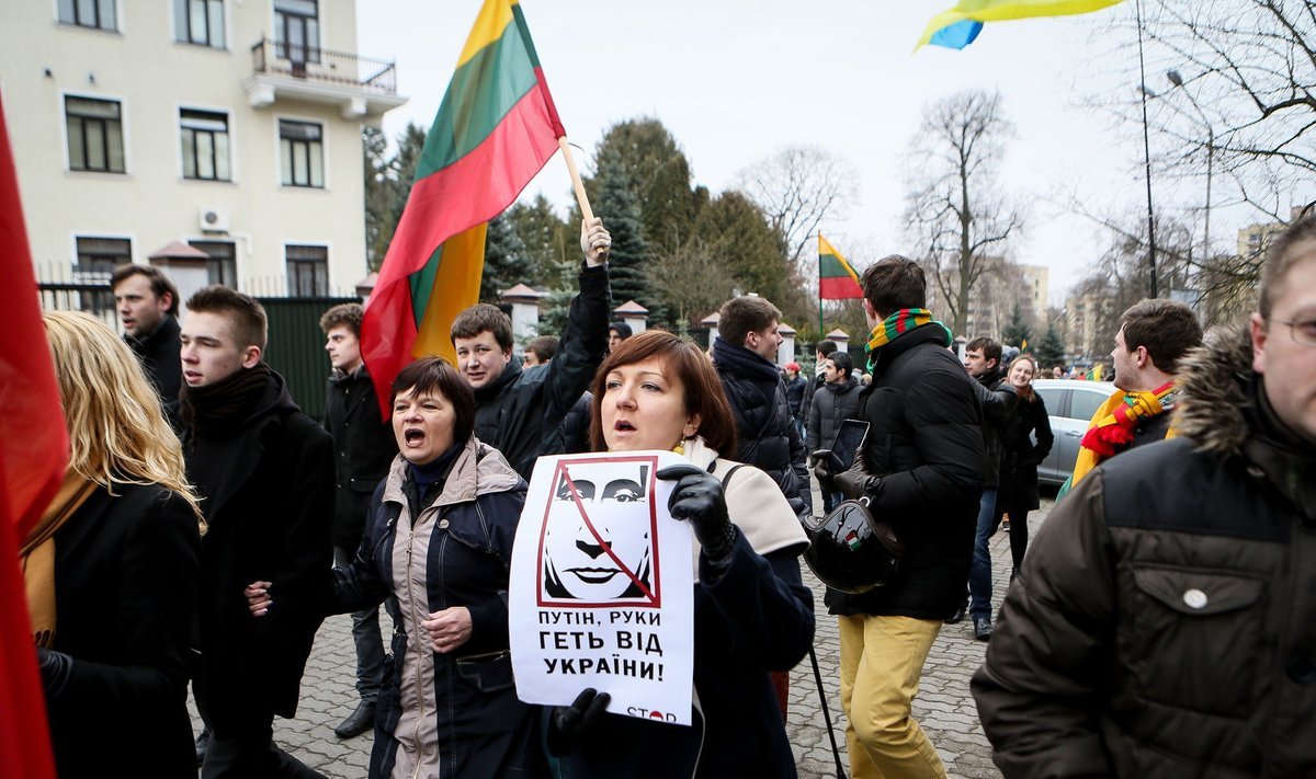 For the second night russian embassy in Vilnius was attacked with molotov cocktails. So far nobody took responsibility for the attack... #Russia #Vilnius #Protest