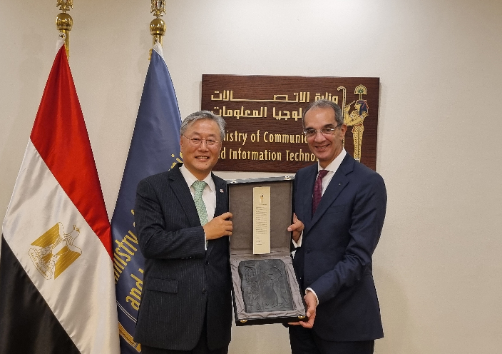[공관장 활동사항]                          
ㅁ 김용현 대사, 정보통신부 장관 면담
상세보기|공관장 활동사항 | 주 이집트 대한민국 대사관
mofa.go.kr/eg-ko/brd/m_11…
باللغة العربية
mofa.go.kr/eg-ar/brd/m_11…