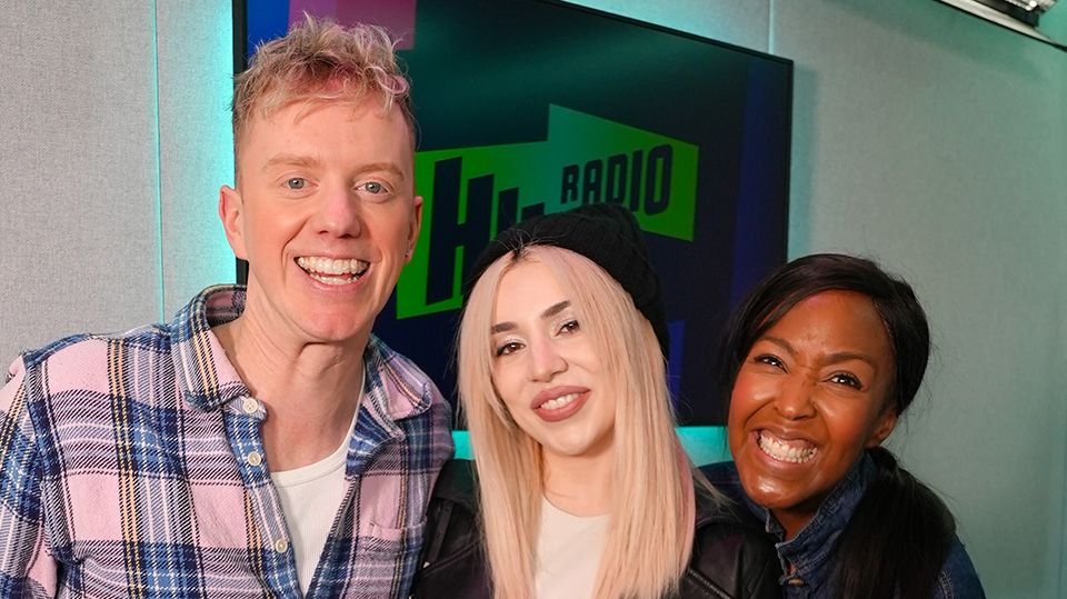 📸 | Fotografía de @AvaMax con @JamesBarrComedy y @AngellicaBell de @HitsRadioUK.