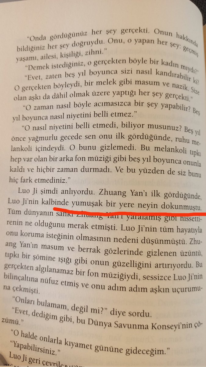 Karanlık Orman kitabındaki çeviri şov devam ediyor. İlk kitabın çevirisi de berbattı da ikinci kitapta artık çevirmen 'offf ne uzun kitap ya diye çeviriden sıkılmış' kafasına göre takılmış:d