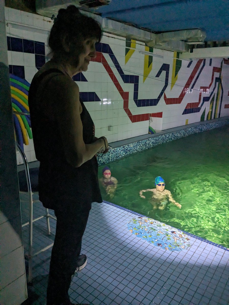 Kids training in a Kharkiv swimming pool with their trainer Lydia (70 years old and way more sporty than me !) No electricity since this morning because of Russian bombings. #ukraine #kharkiv