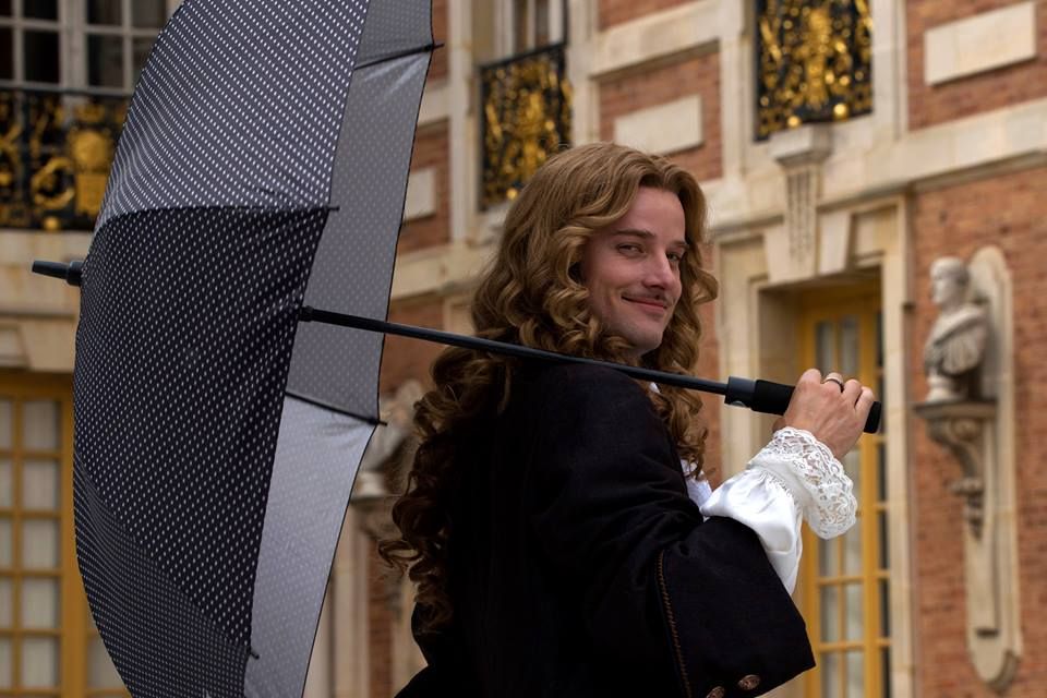 Let me tell you something curious. I dreamed I had a romantic relationship with this character and that he broke up with me. And I went all over Versailles looking for him to ask for a second chance. The crazy fan attacks again 😂😂 Happy #MonChevyMonday gals 🥰🔆