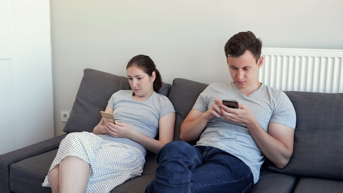 Ignoring your partner to spend time on your phone affects women's creativity at work, shows new research from Prof Yasin Rofcanin @BathSofM and @AstonBusiness bath.ac.uk/announcements/…