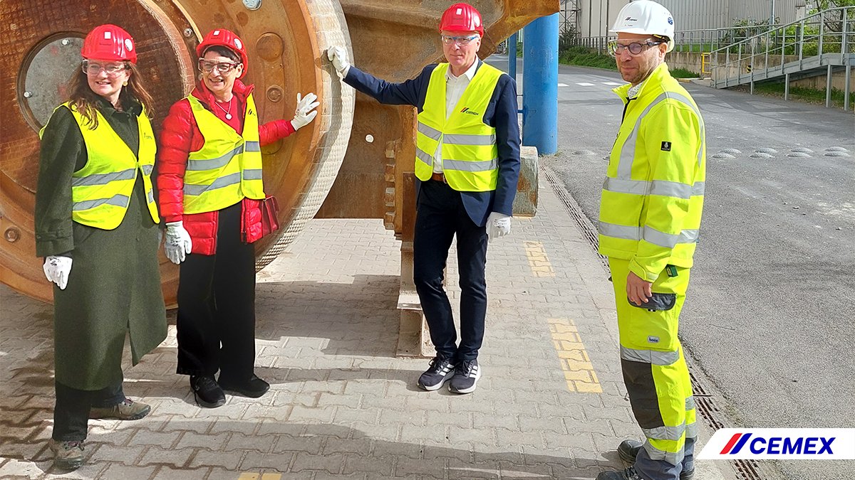 CEMEX Deutschland (@cemex_germany) on Twitter photo Wir haben uns sehr gefreut, <a href="/SimonaMdB/">Simona Koß, MdB 🇺🇦🕊</a> und <a href="/BerndWestphal4/">Bernd Westphal</a> von der <a href="/spdbt/">SPD-Fraktion im Bundestag</a> sowie <a href="/marieglissmann/">Marie_von_Prignitz</a>, Spitzenkandidatin der SPD-Brandenburg für die Europawahl, bei uns in Rüdersdorf zu begrüßen. Die Unterstützung der <a href="/spdbt/">SPD-Fraktion im Bundestag</a> ist unerlässlich, um unsere Dekarbonisierung zu realisieren. Wir haben uns sehr gefreut, <a href="/SimonaMdB/">Simona Koß, MdB 🇺🇦🕊</a> und <a href="/BerndWestphal4/">Bernd Westphal</a> von der <a href="/spdbt/">SPD-Fraktion im Bundestag</a> sowie <a href="/marieglissmann/">Marie_von_Prignitz</a>, Spitzenkandidatin der SPD-Brandenburg für die Europawahl, bei uns in Rüdersdorf zu begrüßen. Die Unterstützung der <a href="/spdbt/">SPD-Fraktion im Bundestag</a> ist unerlässlich, um unsere Dekarbonisierung zu realisieren.
