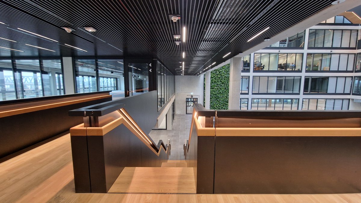 EDGE HafenCity is more than a building; it's a vision of the future. Join us on a journey where sustainability, well-being, and innovation converge in the workplace. 
#efficientworkspace #officespace #coworking #coworkingspace #digitalworkspace #innovativetechnology