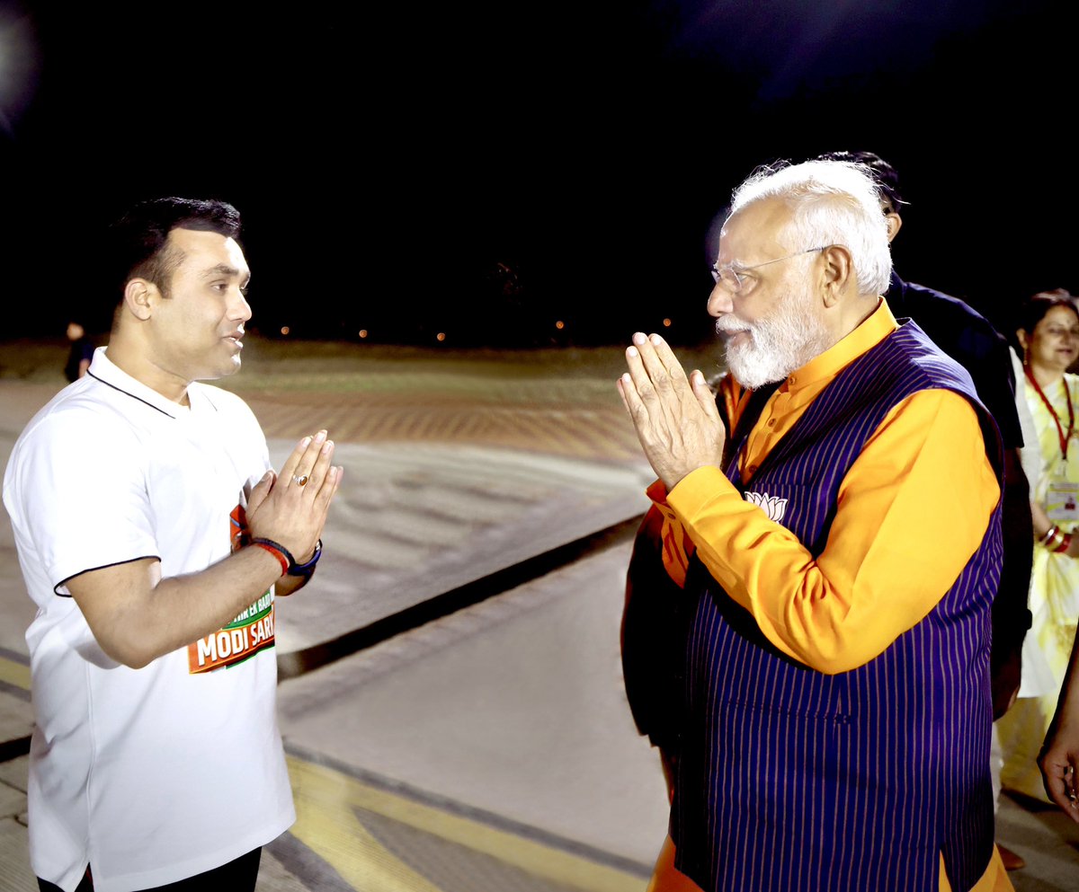 patelranjeet13's tweet image. भारत माता को परम वैभव पर पुनः स्थापित करने की ओर अग्रेसर करने वाले युगपुरुष,दुनिया के सर्वाधिक लोकप्रिय,ताकतवर जननेता देश के यशस्वी संवेदनशील प्रधानसेवक माननीय श्री @narendramodi जी से संस्कारधानी आगमन पर राम-राम करने का सौभाग्य प्राप्त हुआ। 
#PhirEkBaarModiSarkar
#AbkiBar400Par