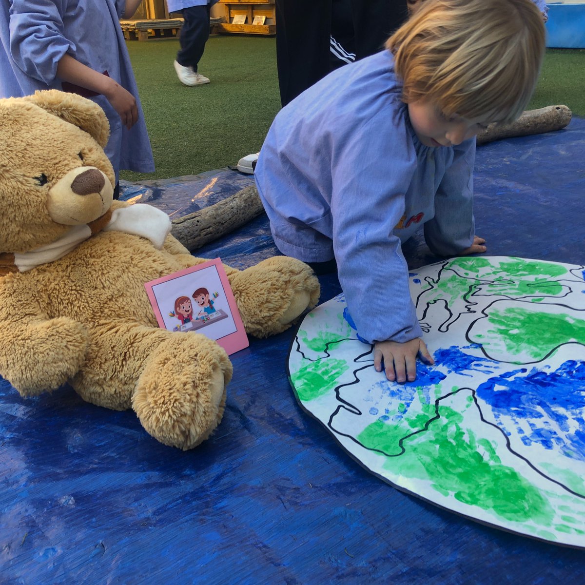 'Our youngest learners are diving into a project on children's rights, guided by @EducemGran students! Last week, they welcomed Lina, the teddy bear, on their journey. Exploring UNICEF Article 31, they painted the world with their hands! #UNICEF #rightsrespectingschool