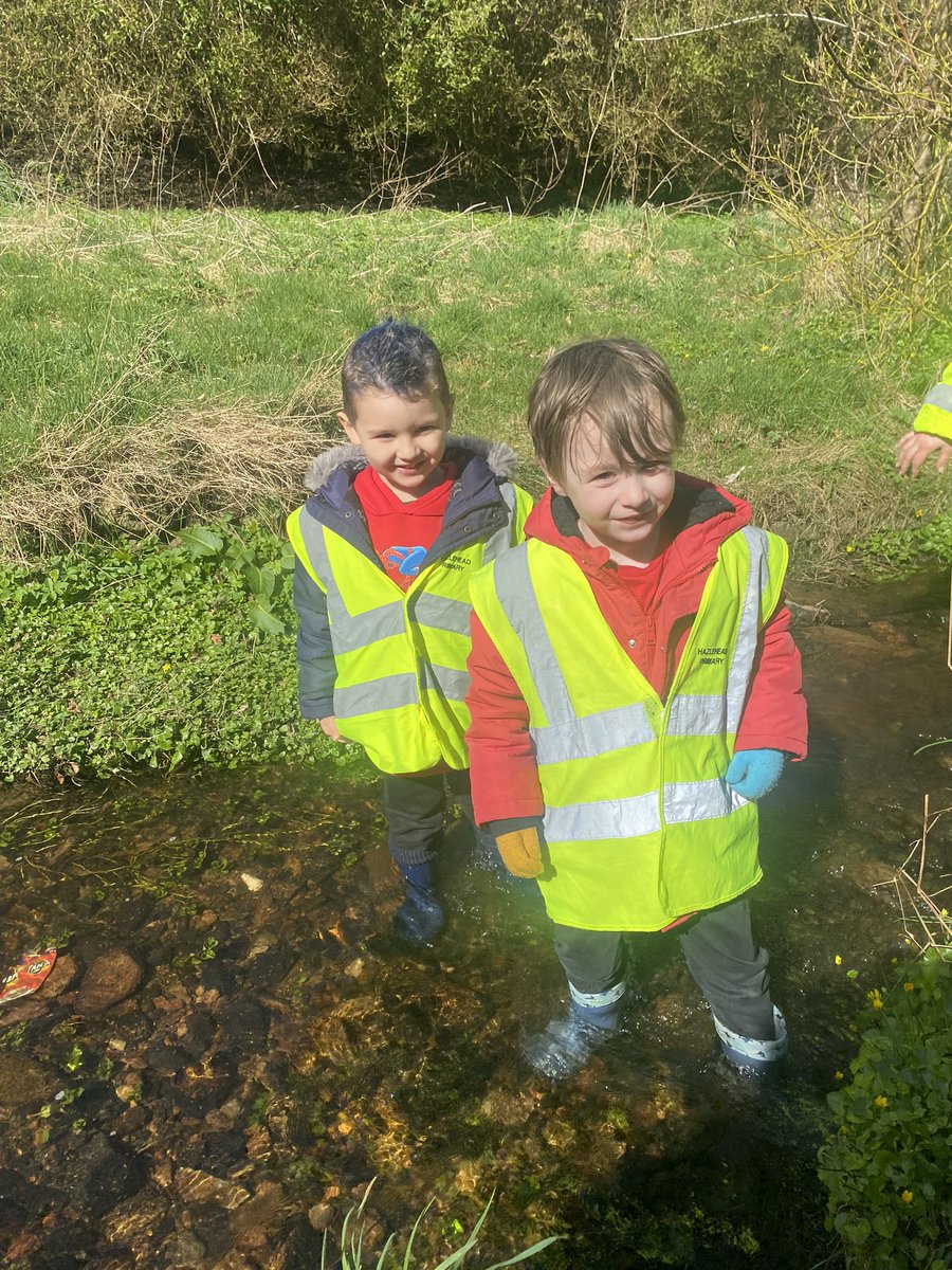 hzschoolnursery's tweet photo. Exploring our local community. This afternoon we had a visit to Walkerdam to collect some pond weed for our tadpoles. #outdoorlearning #getoutdoors #lifecycles #beautifulspringday # βοΈπΈπΌ πΈ @hazleheadschool https://t.co/vIvWS8myz7