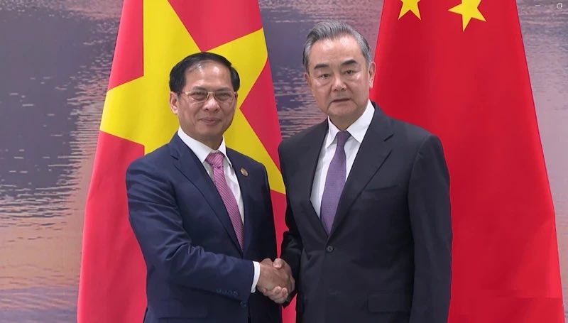 Fruitful meeting with FM Wang Yi on depeening 🇻🇳🇨🇳 comprehensive strategic cooperative partnership through better coordination & more effective implementation of high-level agreements & common understandings for more healthy, stable & sustainable development of bilateral ties.
