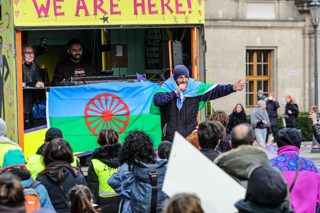 Opre Roma! There are 12 million Roma in Europe — people who vote, work, and contribute to a brighter future for all. @OpenSociety has advocated for equality and justice for the Roma for three decades and will stand by @romaforeurope as they continue this fight. #WorldRomaDay 

📷…