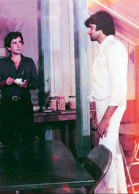 Ravi and Vijay... 

Shashi Kapoor with Amitabh Bachchan in Yash Chopra's Kaala Patthar (1979)
#shashikapoor #amitabhbachchan #70s #bollywoodflashback