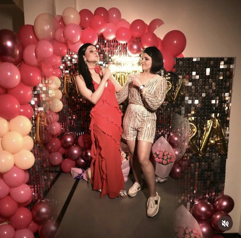 MannaraCOFC's tweet photo. Sister bonds - M &amp; M. Mannara and Mitali, with family, in new pics from birthday party. 
Mitali didi - one of strongest support system for Mannara. @memannara enjoys spending time with family. 

#Mannarians love #MannaraChopra 
#MannaraKiTribe https://t.co/5VEXrhe1bA
