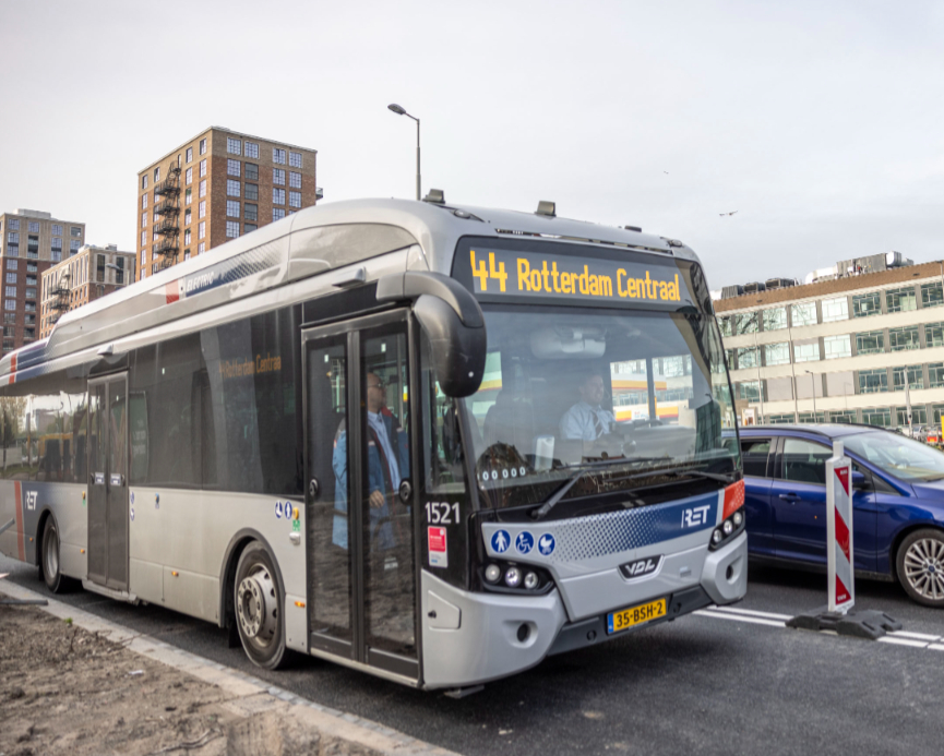 Snelle HOV-bus tussen Rotterdam Centraal en Zuidplein via de Maastunnel. 🚌 

Deze vernieuwde lijn 44 is een snel alternatief voor de metro of auto. De bus maakt gebruik van de vrije rijbaan van de Maastunneltraverse. Daardoor duurt de rit 23 minuten.

🔗 rotterdam.nl/snel-van-noord…