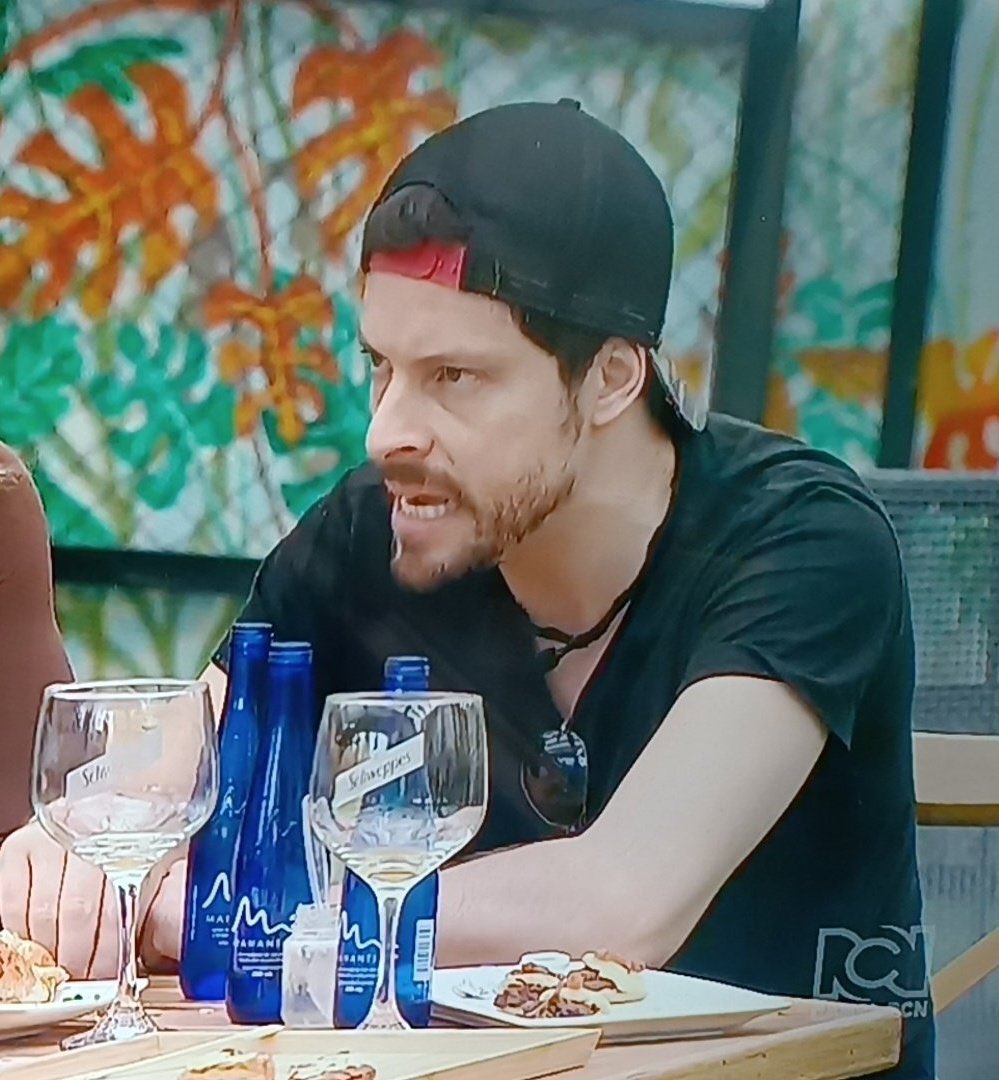 MoisesCassiani's tweet image. Utilizo esta imagen para ANALIZAR las múltiples micro-expresiones faciales, lenguaje no verbal y corporal de Julián.  Manipulador social/psicológico no lo sé. @Clarargonzales @neilpalacio_ #LaCasaDeLosFamososCol #LaCasaDeLosFamososColombia #LCDFC