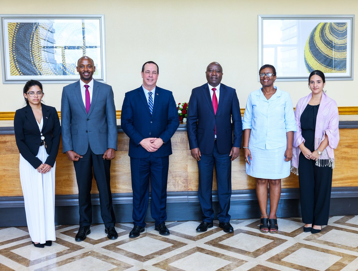Today, PM Dr. Ngirente met with Dr. José Ángel Portal Miranda, Cuban Minister for Public Health. The Cuban delegation is in Rwanda to participate in #Kwibuka30 commemoration. Their discussions centered around strengthening existing partnership, particularly in the health sector.