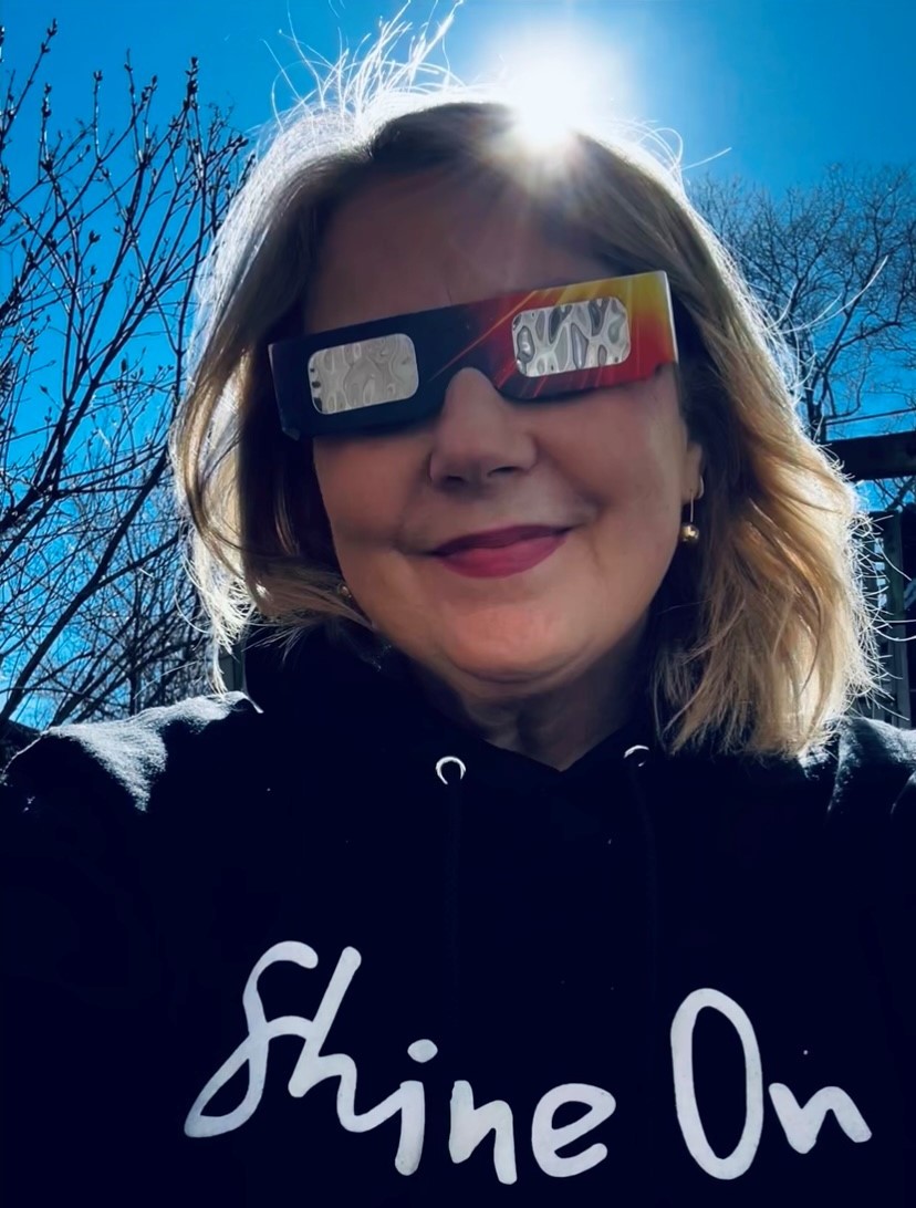 I'm so proud to work for a charity where our community members, staff & volunteers shine brighter than the sun!🌞 Stay safe & have fun! Learn more: asc-csa.gc.ca/eng/astronomy/… #Eclipse2024 #ShineOn